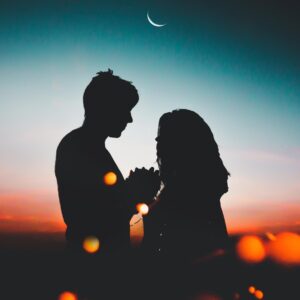 નજીક આવે છે એ મારી ને અડવા પણ નથી દેતી